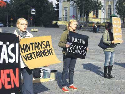 Changemaker-verkoston Mimma Jäntti (vas.), Elina Törrönen ja Minna Havunen kiinnittivät toissaviikolla tamperelaisten huomion elektroniikan valmistamisen eettisiin ongelmiin. Monet yhtiöt käyttävät raaka-aineita, jotka tulevat kongolaisten sotaherrojen kaivoksista. Kuva: Kaarina Määttä