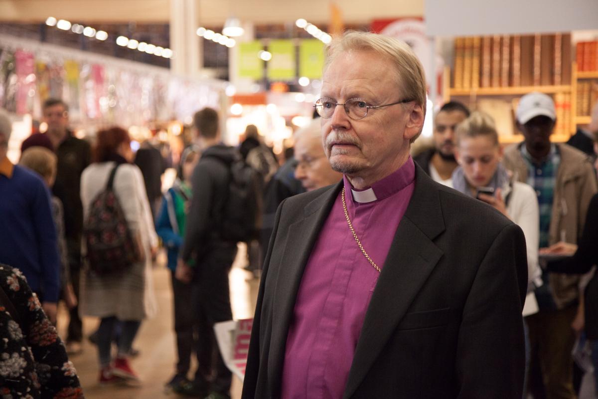 Arkkipiispa Kari Mäkinen esiintyi Helsingin kirjamessuilla vuonna 2015.