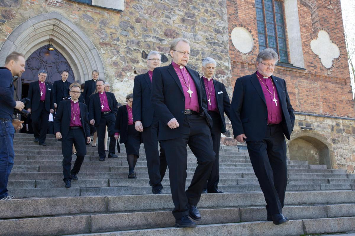 Arkkipiispa Kari Mäkinen (edessä keskellä) ja muut piispat poistuvat Turun tuomiokirkosta kirkolliskokouksen avajaismessun jälkeen toukokuussa 2016.
