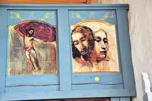 Kuutti Lavonen on tehnyt Pyhän Olavin kirkon lehterin paneeleihin Jeesuksen kärsimyksestä kertovan kuva sarjan.