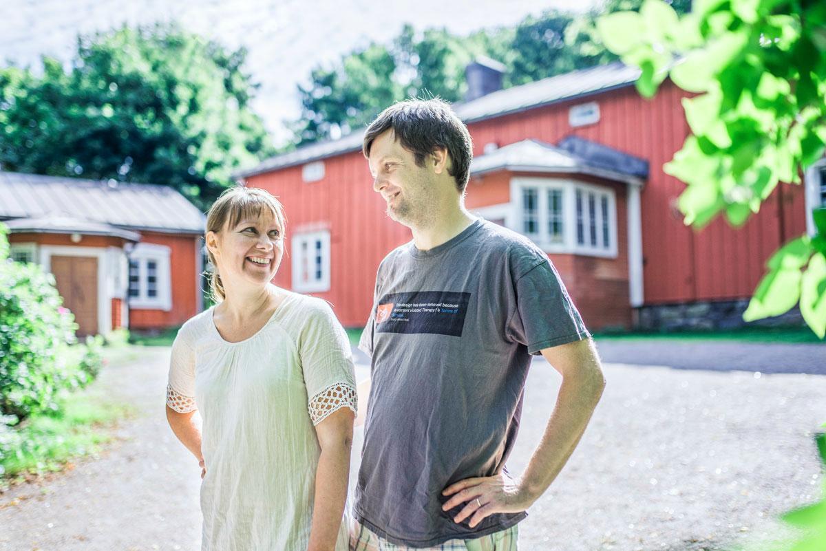 Riina ja Andreas Koivisto kotiseututalo Övre Nybackan pihalla. Talo on 200-vuotias.