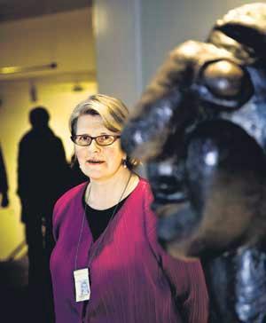Museonjohtaja Maija Tanninen-Mattilaa kiehtovat muun muassa Picasson surrealistiset veistokset. Kuva: Sirpa Päivinen