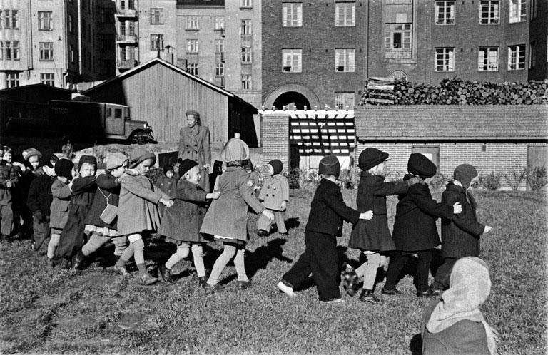 Päiväkoti Terhin lapset leikkivät sisäpihalla vuonna 1950. Kuva: Kaupunginmuseo