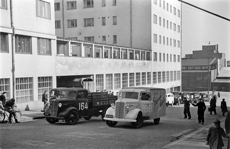 Elannon kuorma-autot valmistautuvat lähtemään liikennekilpailuun Neljännellä linjalla vuonna 1950. Kuva: Kaupunginmuseo