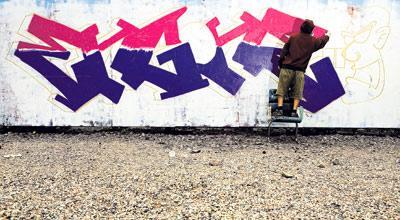 Moni ohikulkija kuvaa graffiteja Suvilahdessa. Maalaajan kuvaamisesta kannattaa kysyä lupa, sillä kaikki eivät halua tulla ikuistetuiksi. Kuva: Natalia Baer
