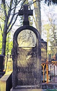 Kuoleman genius on Robert Stigellin vuonna 1873 tekemän Augusta Wilhelmina Lönnbladin hautamuistomerkin marmorisen medaljongin aiheena Hietaniemen hautausmaalla. Kuva: Liisa Lindgren