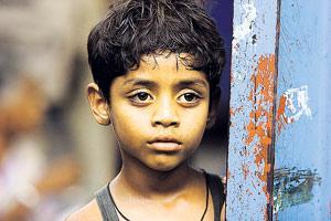 Jamal-poika heitetään jo nuorena slummin selviytymistaisteluun.