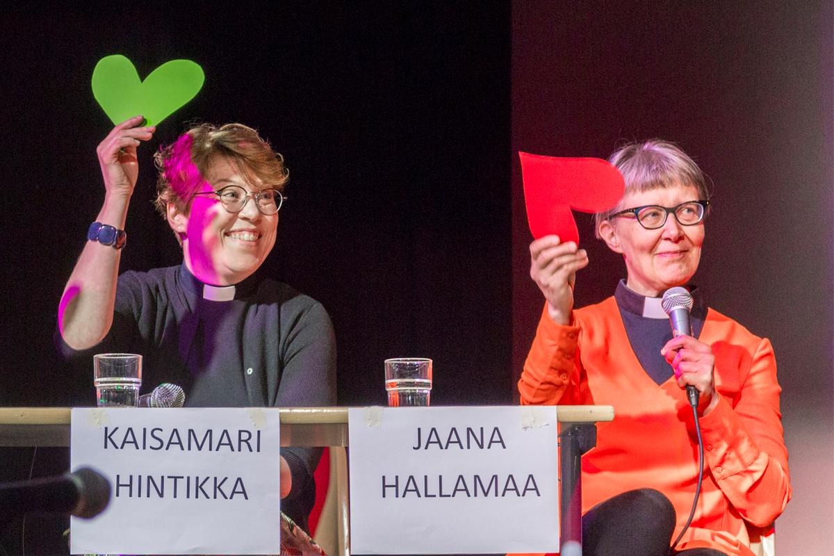 Kaisamari Hintikka ja Jaana Hallamaa piispanvaalipaneelissa Kruununhaan koululla viime keväänä.