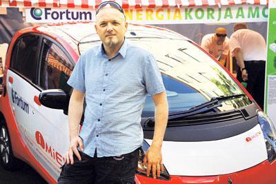 Jyrki Mattila on mukana kehittämässä sähköautoa vapaaehtoisena. Porin SuomiAreenalla Mattila tutustui Fortum ja Mitsubishi esittelemään Mitsubishin iMiEV-sähköautoon. Kuva: Jan Virtanen