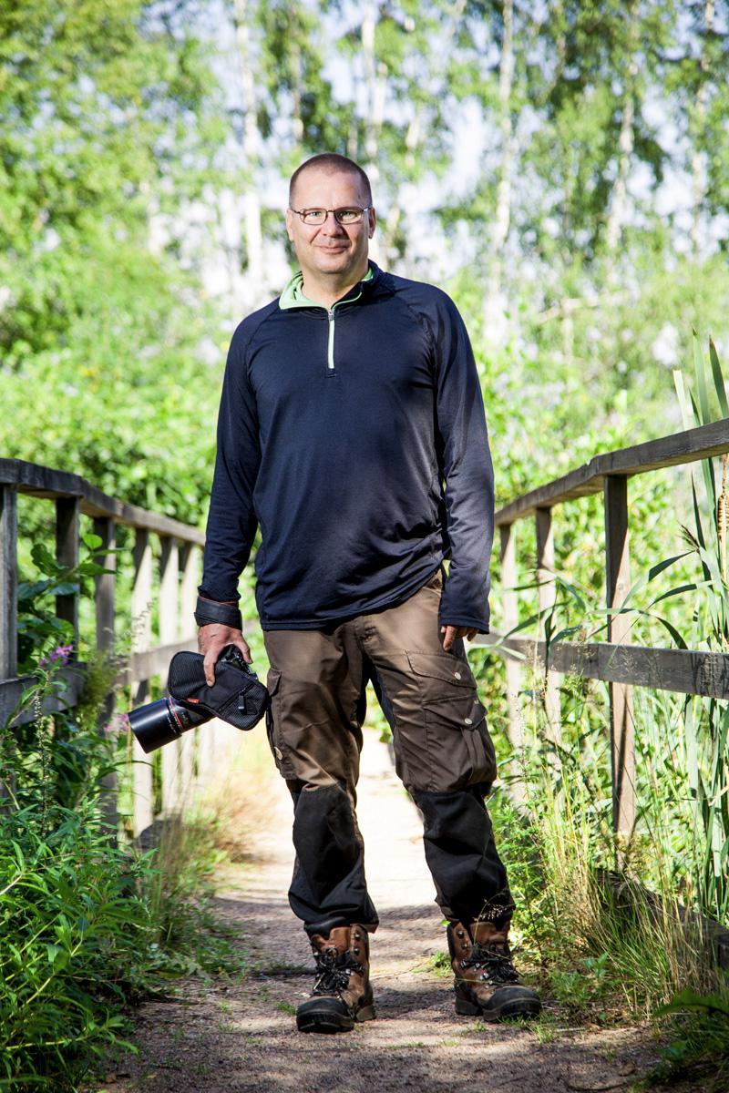 Sami Karjalainen on valokuvannut sudenkorentoja 1990-luvun alusta asti. Hänen sudenkorentokirjansa ovat innostaneet monia muitakin sudenkorentojen pariin. Kuva Sirpa Päivinen