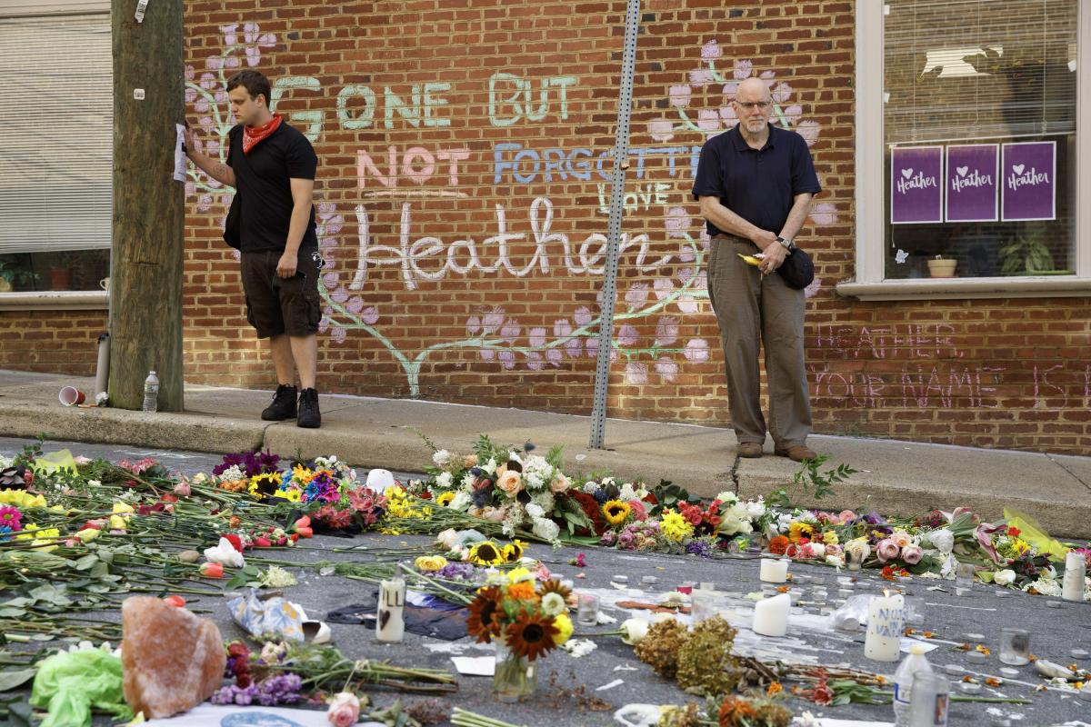 Yhdysvalloissa 20-vuotias uusnatsi ajoi autolla ihmisjoukkoon aiheuttaen 32-vuotiaan Heather Heyerin kuoleman. Oikeusministeri Jeff Sessions kutsui tekoa terrori-iskuksi.