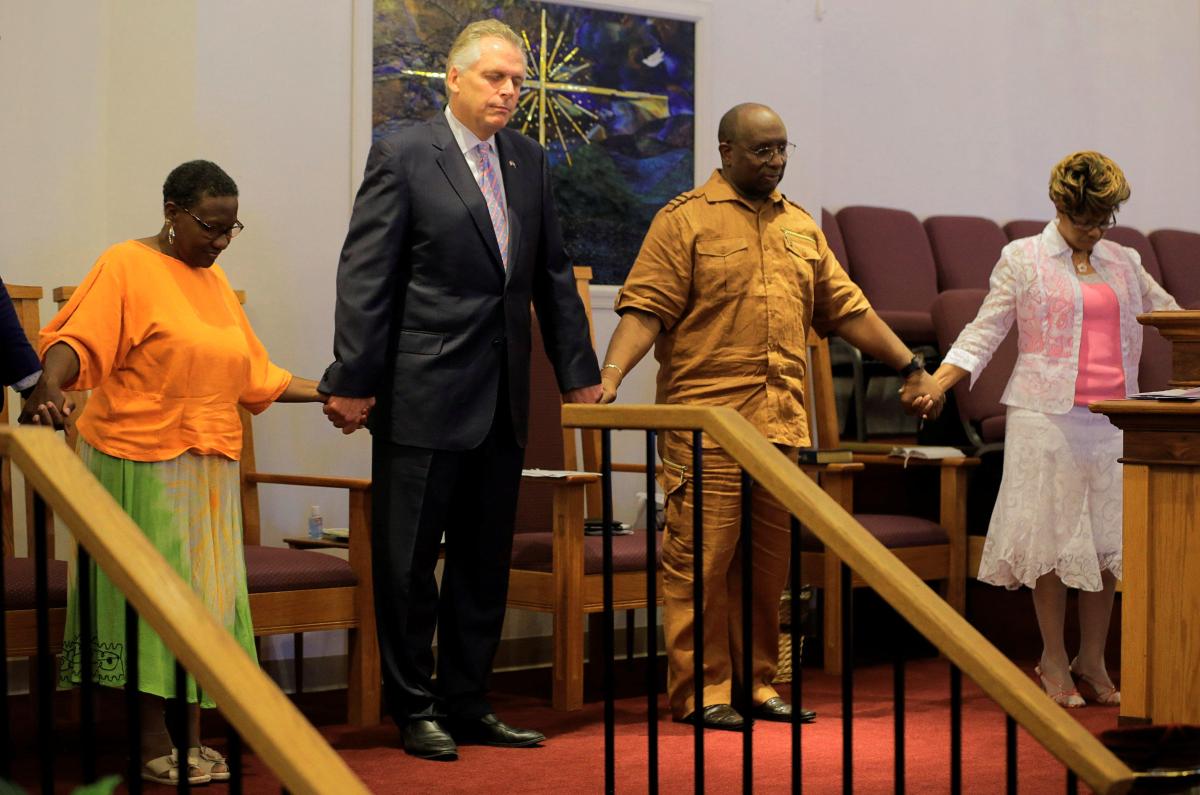 Virginian kuvernööri Terry McAuliffe osallistui Mt. Zion -baptistikirkon jumalanpalvelukseen terroritekoa seuraavana aamuna. Pastori Alvin Edwards (toinen oik.) on koonnut eri kirkkojen papiston yhteiseen rintamaan rasismia vastaan.