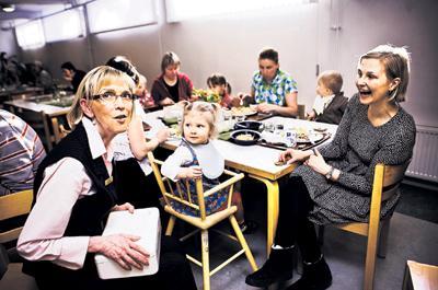 Emäntä Kaarina Autio (vas.) pysähtyi vaihtamaan kuulumisia Kaisa Uurtamon (oik.) ja hänen tyttärensä Siirin kanssa Lauttasaaren seurakunnan lounaalla viime keskiviikkona. Kuva: Jani Laukkanen