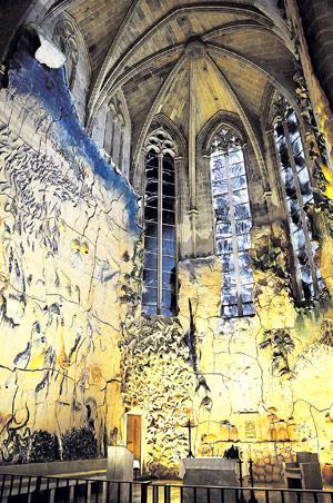 Miquel Barcelón surrealistinen keramiikka on uskomaton näky goottilaisessa katedraalissa. Kuva: Timo Saarinen