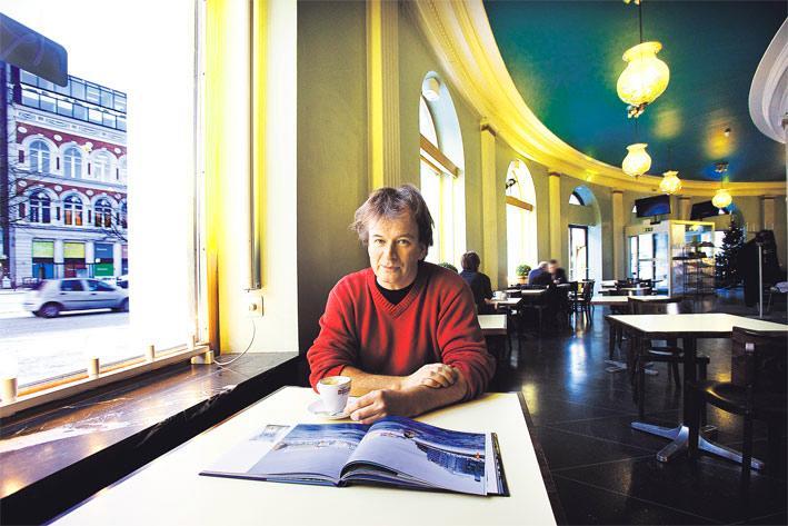 Harvinainen nautinto. Kjell Westö ei ole ehtinyt viime kuukausina kovinkaan usein kahvilaan istumaan, koska syksyllä ilmestynyt kirja on vienyt hänet kiertueille ympäri maata. Kuva: Esko Jämsä