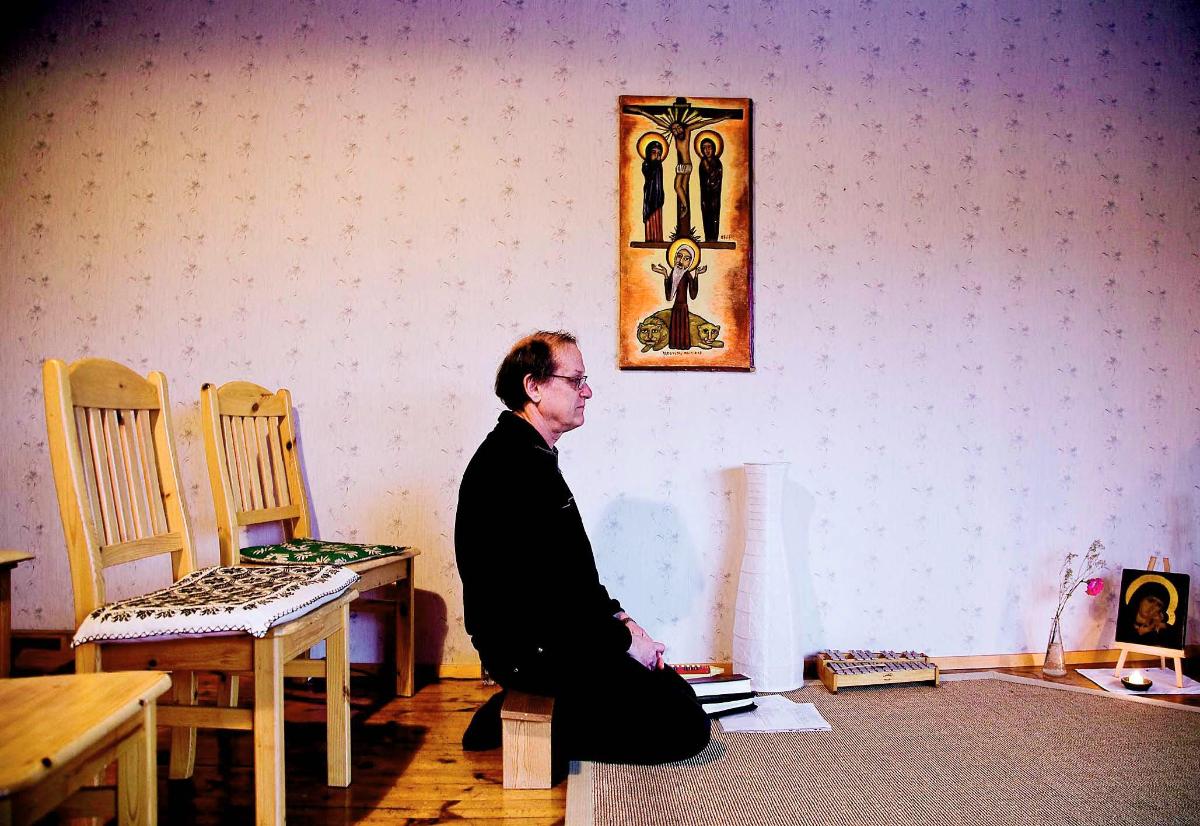 Olavi Heino hiljentyy Ukinrannan kappelissa, jossa vietetään rukoushetkeä kolmesti päivässä.