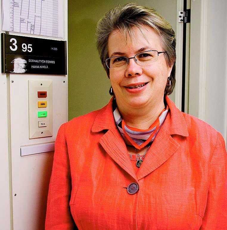 Sosiaalityön esimies Hanna Kivelä vastaa Itä- ja Keski-Vantaan aikuissosiaalityöstä.
