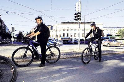 Liikenneministeriössä kaupunkiliikennettä kehittävä Petri Jalasto uskoo perinteisiin kulkupeleihin raidetaksien ja vastaavien uutuuksien sijaan. Kuva: Natalia Baer