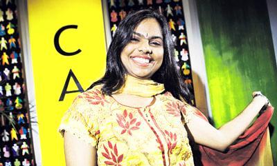 Ourvisionin Aasiakarsintoihin osallistunut Anusha Iyer oli pukeutunut perinteiseen intialaiseen pukuun. Kuva: Jani Laukkanen