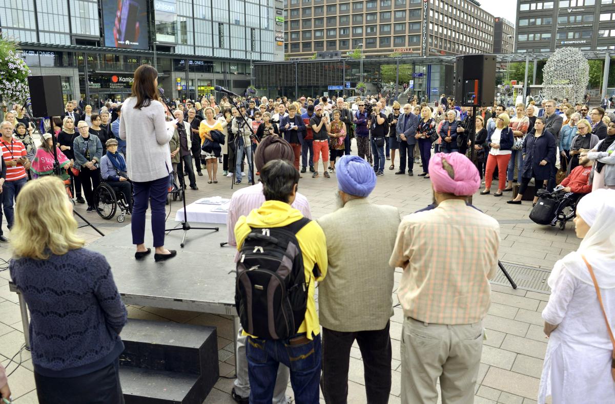 Apulaispormestari Nazima Razmyar puhui Narinkkatorilla Turun puukotusten uhrien muistoksi järjestetyssä uskontojen ja kulttuurien hiljaisessa hetkessä.