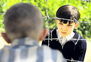 Jack Scanlon esittää keskitysleiriin suljettua Shmuelia, Asa Butterfield leirin komendantin Bruno-poikaa. Ystävyyden yrityksellä on kohtalokas loppu.