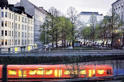 Pääskylänrinne ja metro. Taneli Eskolan kuvat avautuvat niille, jotka haluavat Helsingissä hakeutua valtaväylien ja paraatipaikkojen kupeisiin ja keskeisten paikkojen vierustoihin. Niilläkin on paljon kerrottavaa.