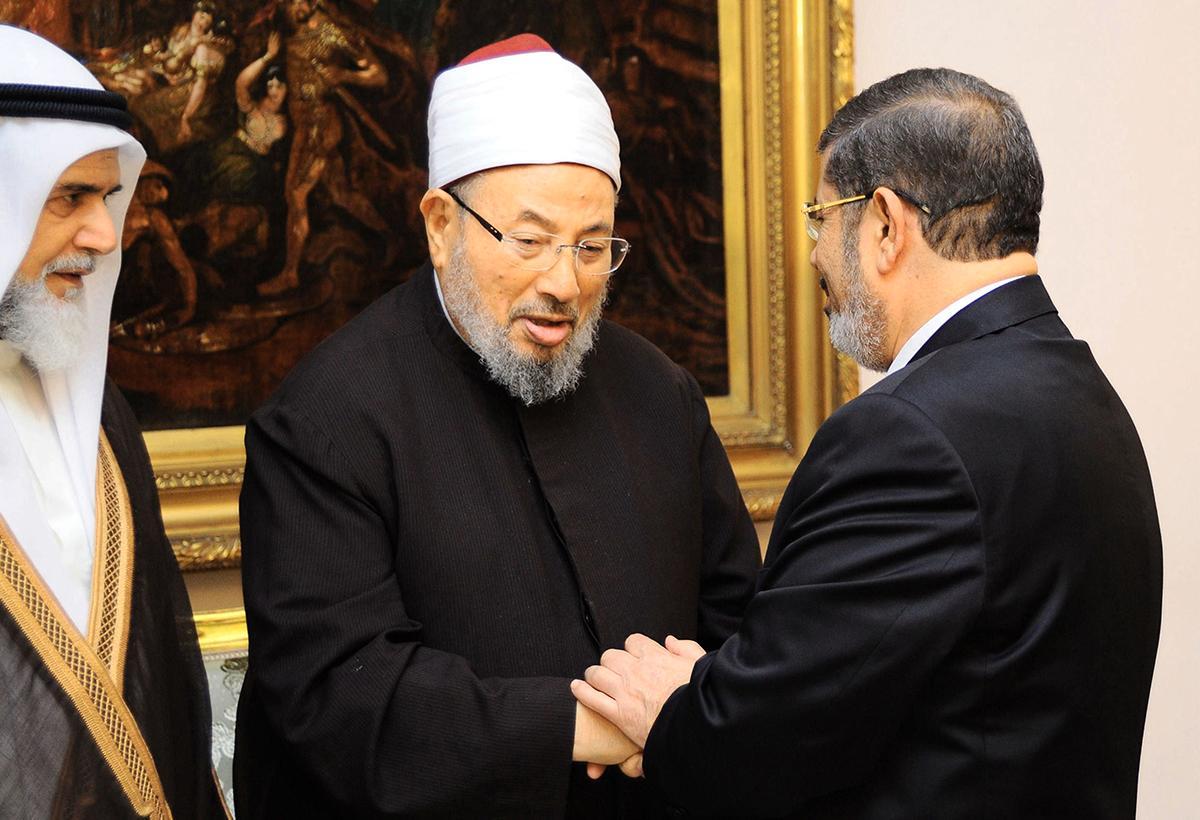 Muslimiveljeskunnan hengellinen johtaja, sheikki Jusuf al-Qaradawi kättelee vastavalittua Egyptin presidenttiä Muhammed Mursia vuonna 2012. Kuva: Fady Fares / AFP / Lehtikuva