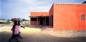 Joukko suomalaisia arkkitehtejä suunnittelin Rufisquen kylään Senegaliin Naistenkeskuksen oppilastyönä. Keskuksen käyttäjät olivat mukana keskuksen suunnittelussa alusta alkaen. Kuva: Juha Ilonen