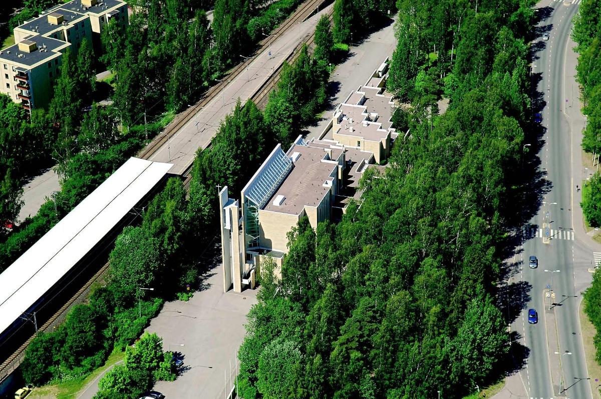Arkkitehtonisesti moni-ilmeinen Myyrmäen kirkko on rakennettu radan ja metsikön väliin.