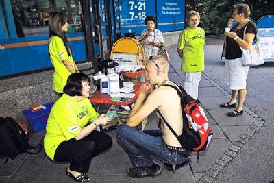 Eiri Hohenthal-Nylund ja Pekka Paajanen kohtasivat Pitäjänmäen Valintatalon edessä Urbaani unelma -palvelutempauksessa.