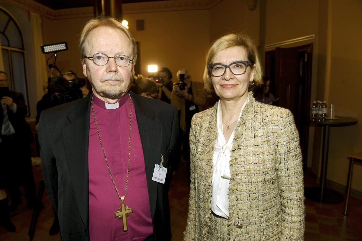 Arkkipiispa Kari Mäkinen ja sisäministeri Paula Risikko tapasivat viime vuoden lopulla. Risikko mietti pari päivää sitten, pitäisikö paperittomia turvapaikanhakijoita auttavia rangaista.