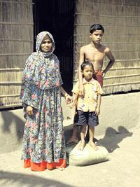 Rouva Ashma Begumin perheellä on puhdasta vettä, mutta tulvat pelottavat. Kuva: Marika Tulivuori