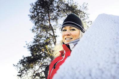 Tuuli Paasilehto pukeutuu vapaa-ajalla rennosti, mutta varuskunnan sotkussa hänellä on yllään vihreä sotilaskotisisarten puku. Kuva: Miska Reimaluoto