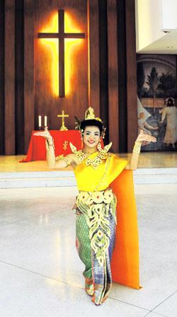Kwanruan McKenzie tanssii Isä meidän -rukousta. Ilman thaitanssia ja -musiikkia mikään juhla ei käynnisty Thaimaassa, ei jumalanpalveluskaan. Kuva: Stephan Funke / FRPS