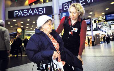 Tiina Toivanen esitteli uutta palvelumallia 79-vuotiaalle Raili Danilotskinille. Kuva: Jani Laukkanen