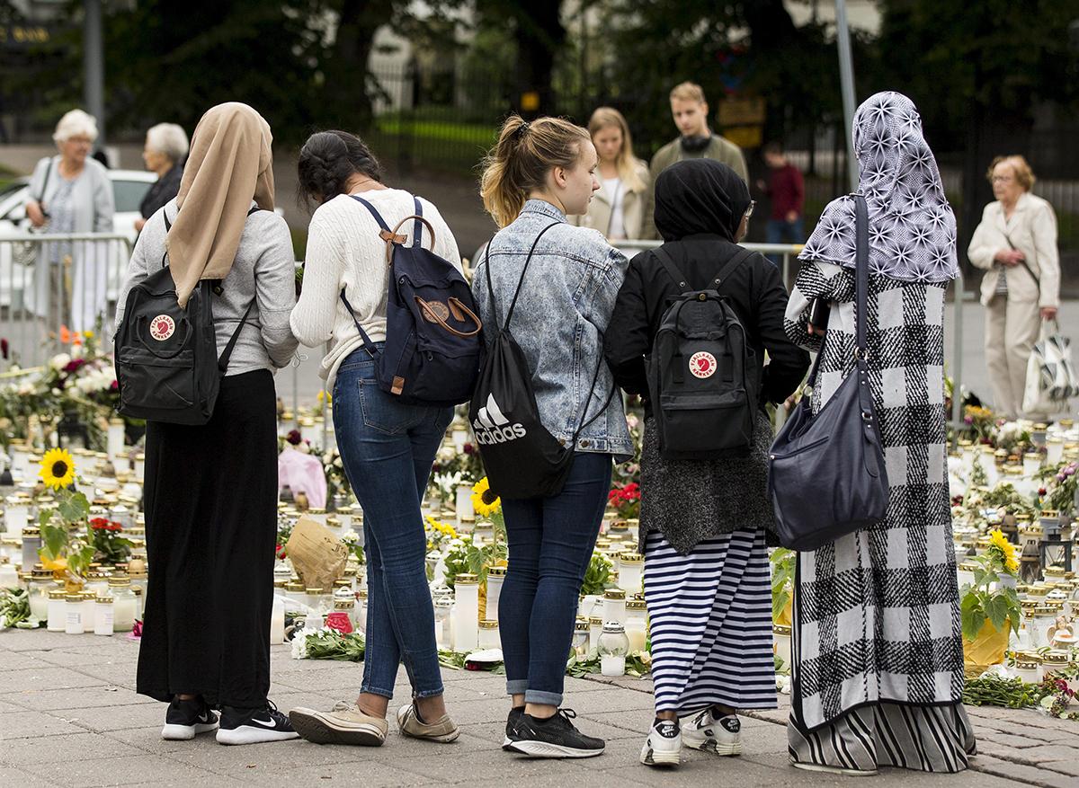 Ihmisiä kerääntyi Turun puukkoiskun muistopaikalle keskiviikkona 23. elokuuta. Puukotuksia tutkitaan terroristisessa tarkoituksessa tehtyinä rikoksina.