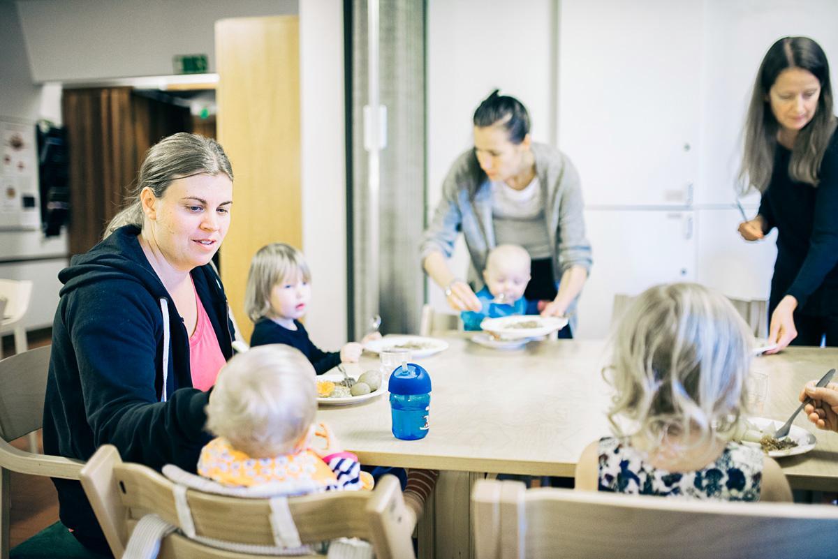 Anna Peltola (vas.) lounasti Kivistön kirkolla tyttäriensä Sagan ja Vilman kanssa. Saman pöydän ääressä olivat myös Hanna Wargh ja lapset Kalle ja Roope sekä Silja Laitila. Kuva: Marianna Siitonen