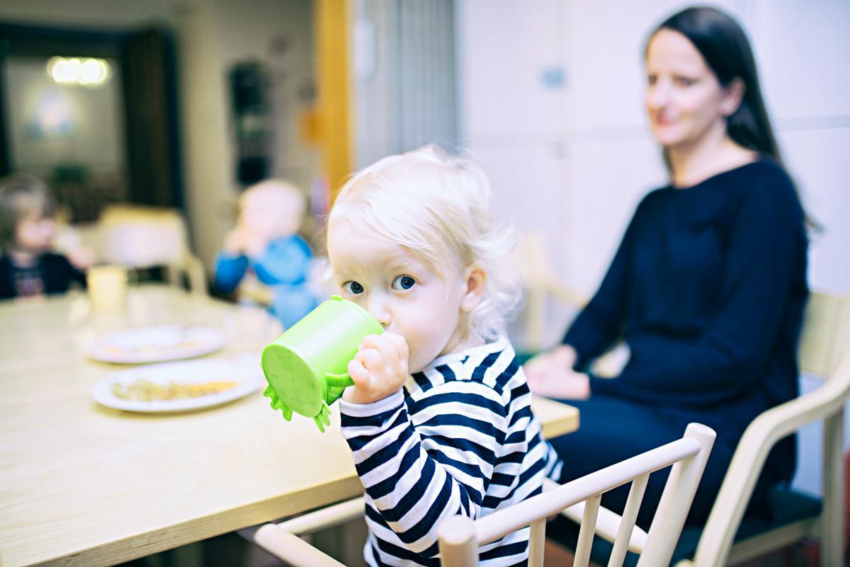– Lapset syövät kirkolla usein jopa reippaammin kuin kotona, Silja Laitila kertoo. Lounaalla mukana olivat lapset Hugo ja Ines. Kuva: Marianna Siitonen