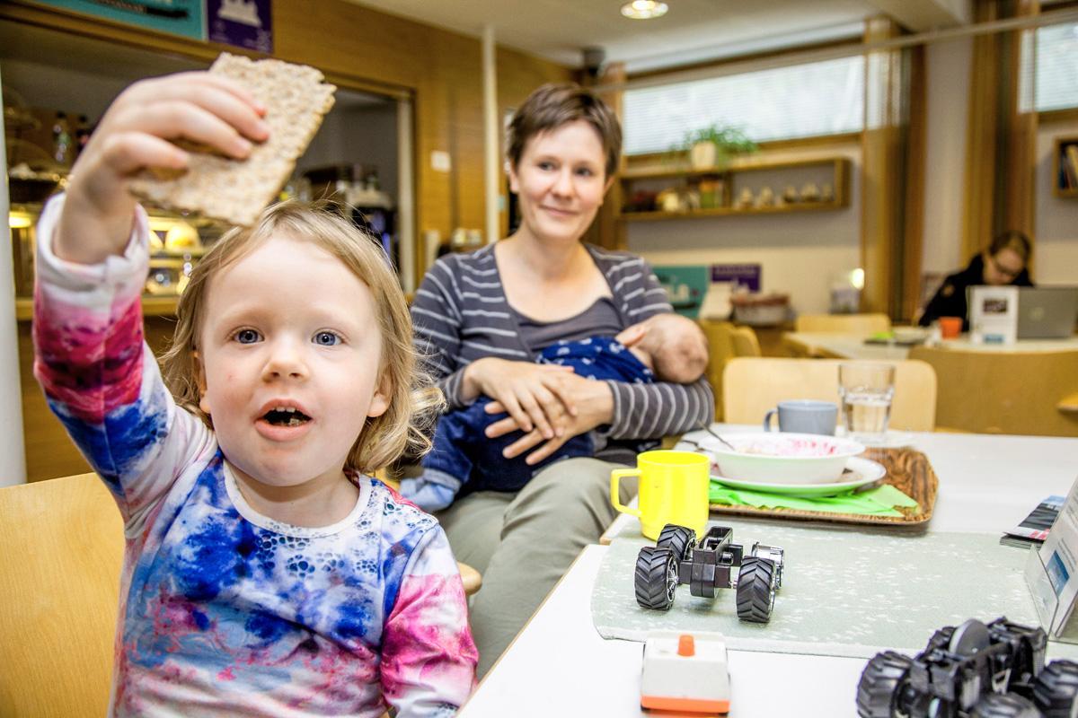 Hilda Steeg ja Laura Ahvonen söivät lounasta Lauttasaaren kirkolla. Kaksikuisella Theo Steegillä on omat eväät. Kuva: Sirpa Päivinen