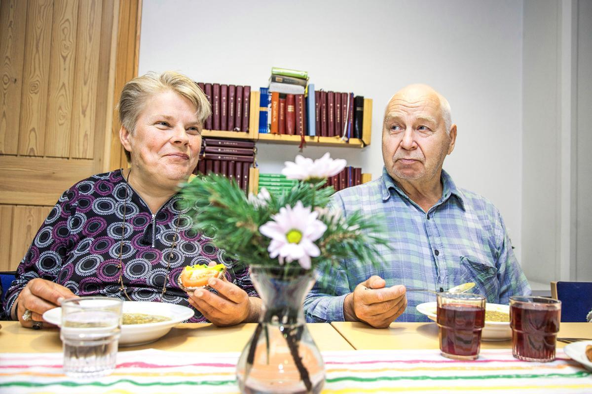 Sirpa Halonen ja Esa Rissanen söivät hernekeittoa Soukan kappelilla. Kuva: Sirpa Päivinen