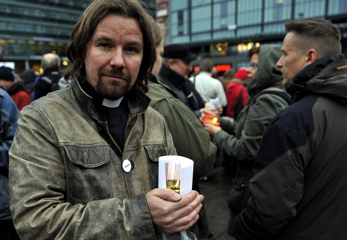 Paavalin kirkkoherran Kari Kanalan mukaan kirkon on joskus turvauduttava kansalaistottelemattomuuteen. Kuva on lokakuussa 2010 järjestetystä kynttilämielenosoituksesta kirkon suvaitsevaisuuden puolesta.