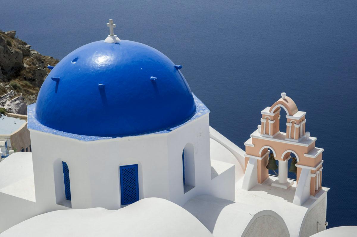 Santorinin kirkot ovat kuuluisia sinisistä kupoleistaan. Kuva: Peter Paterson / GotoFoto / Lehtikuva
