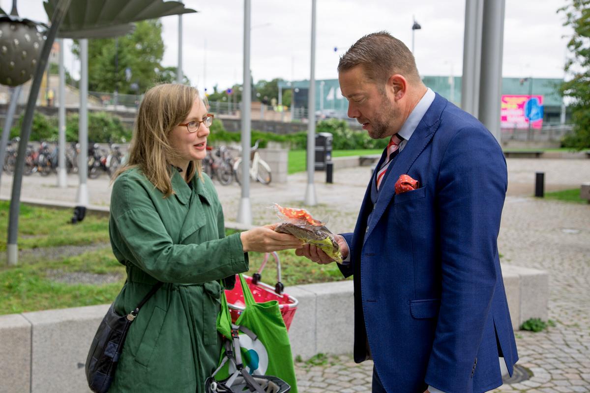 Kansanedustaja Stefan Wallin laittoi Kepan jakaman ruisleivän laukkuunsa.