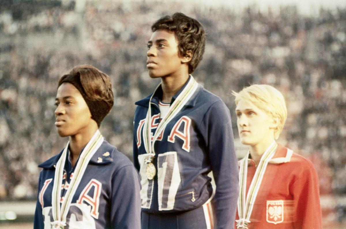 Oikeanpuoleinen Ewa Klobukowska ylsi pronssipallille naisten 100 metrin juoksussa vuoden 1964 olympialaisissa. Edessä ovat vasemmalta Edith McGuire ja Wyomia Tyus. Kolme vuotta myöhemmin Klobukowska suljettiin ulos naisten kilpailuista, koska hänet havaittiin kromosomitesteissä intersukupuoliseksi.