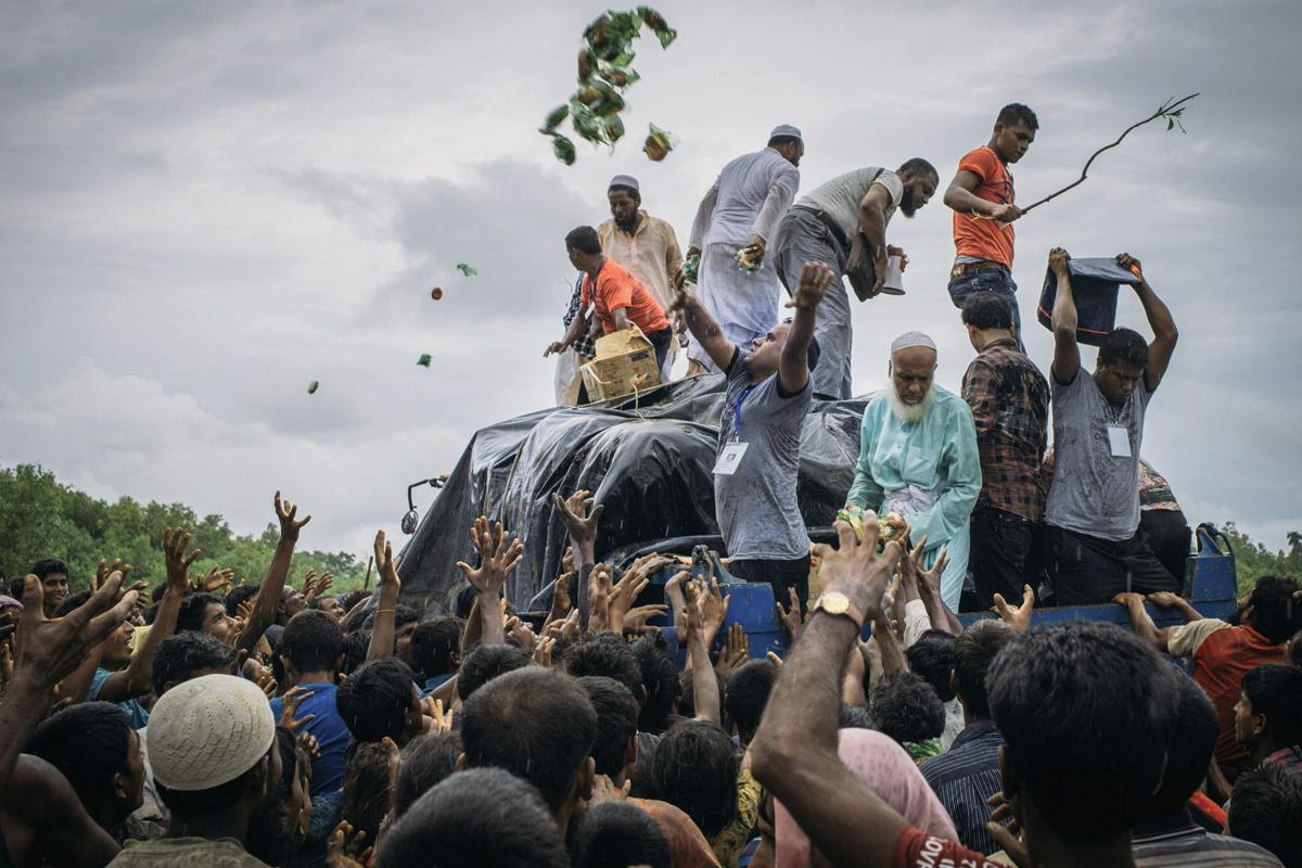Bangadeshilaiset vapaaehtoiset jakavat ruokaa pakolaisille. Rohiyngoja on paennut rajan yli jo 300 000.