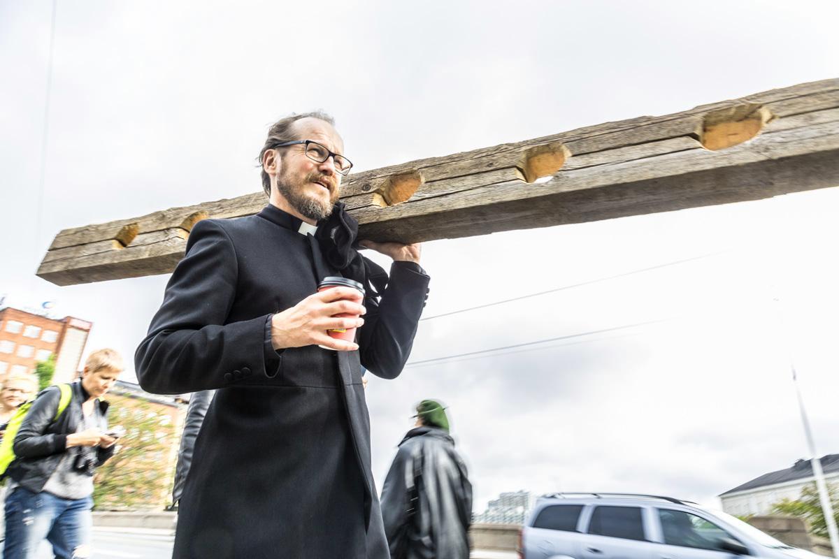 Pastori Kai Sadinmaa kantoi Hämeenlinnan keskiaikamarkkinoilta lainattua jalkapuuta Helsingin keskustan läpi.