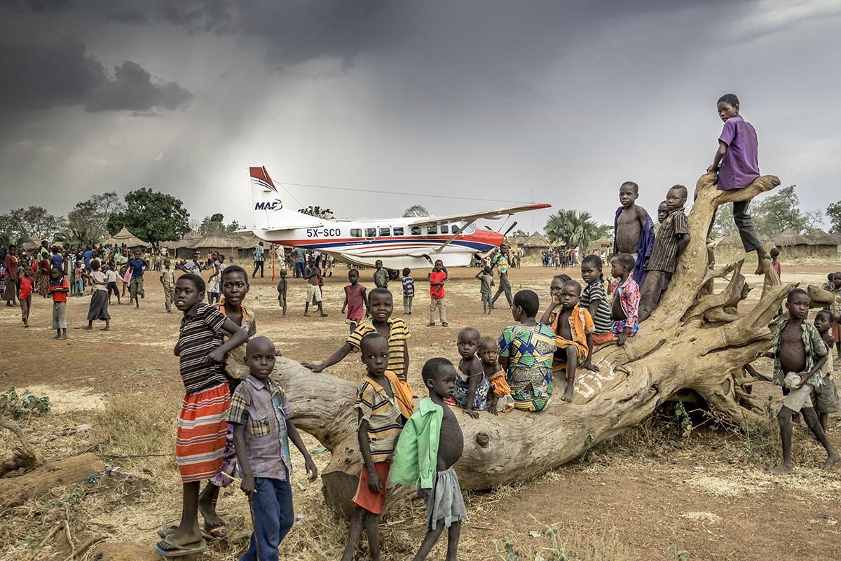 Lähetyslentäjän lentokone kiitoradalla Mvolossa Etelä-Sudanissa.