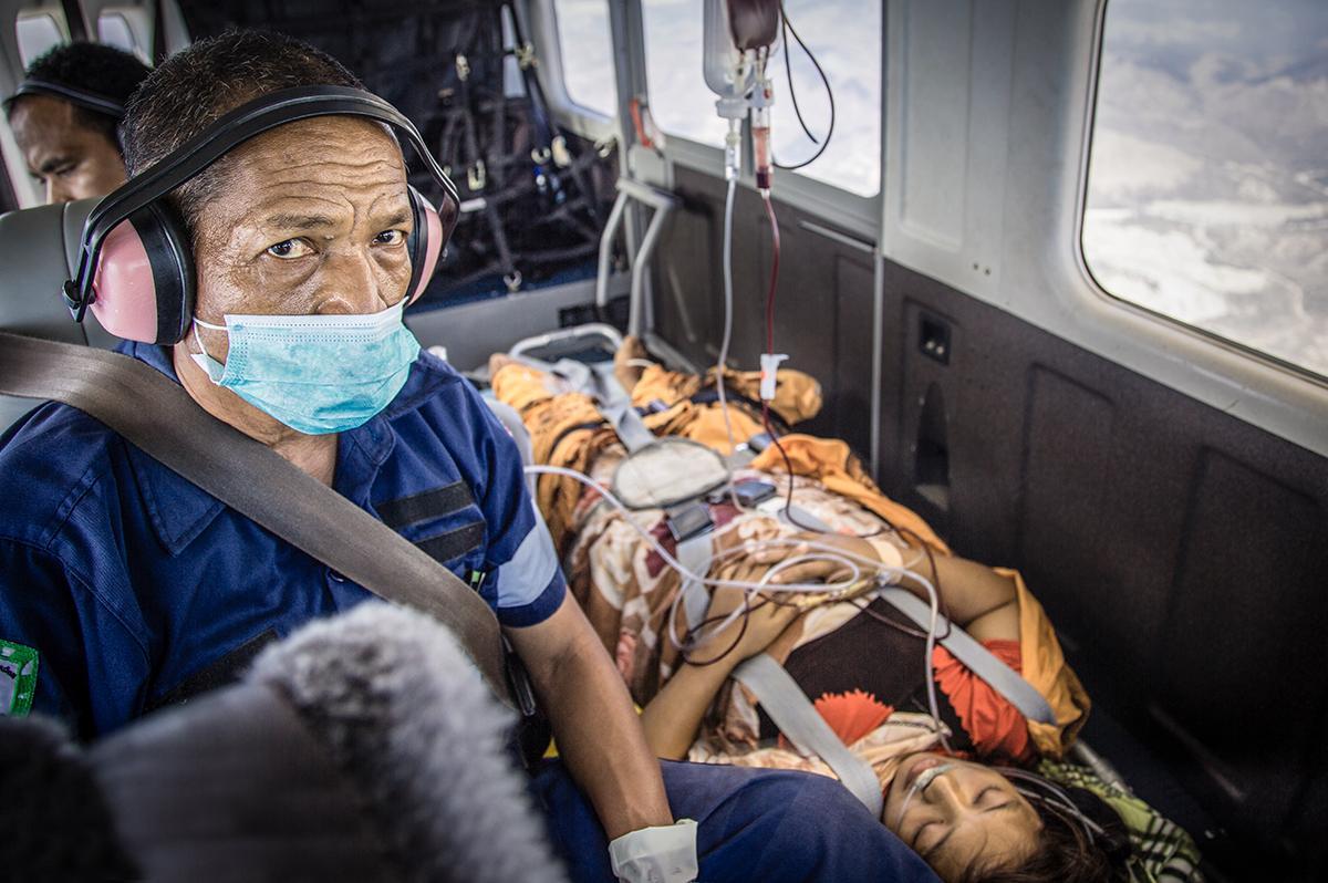 Lentäjä Michael Bottrell evakuoi Baucaussa Itä-Timorissa Isabelle Xavierien, joka kärsi raskauskouristuksesta synnytettyään kaksoset.