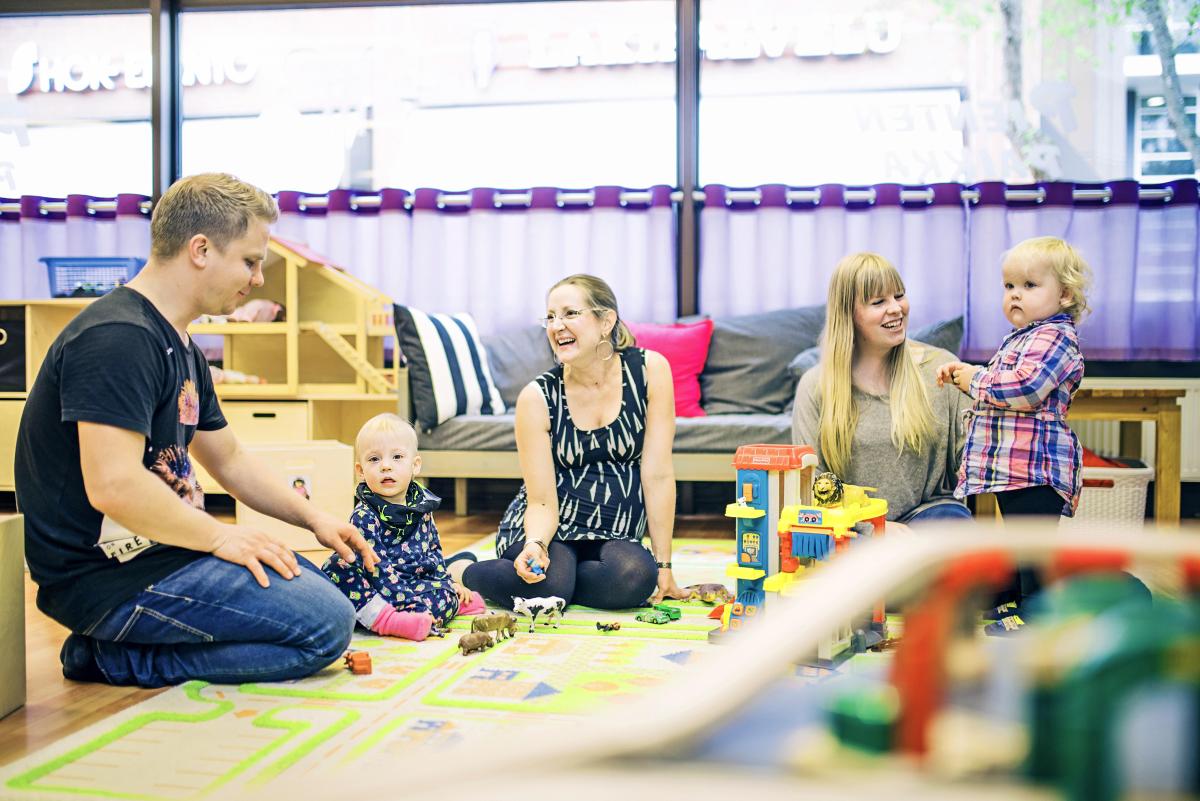 Miika Ariela, Annaleena Jämsä ja Marissa Laaksonen poikkesivat lapsineen Pienten paikassa Tikkurilassa.