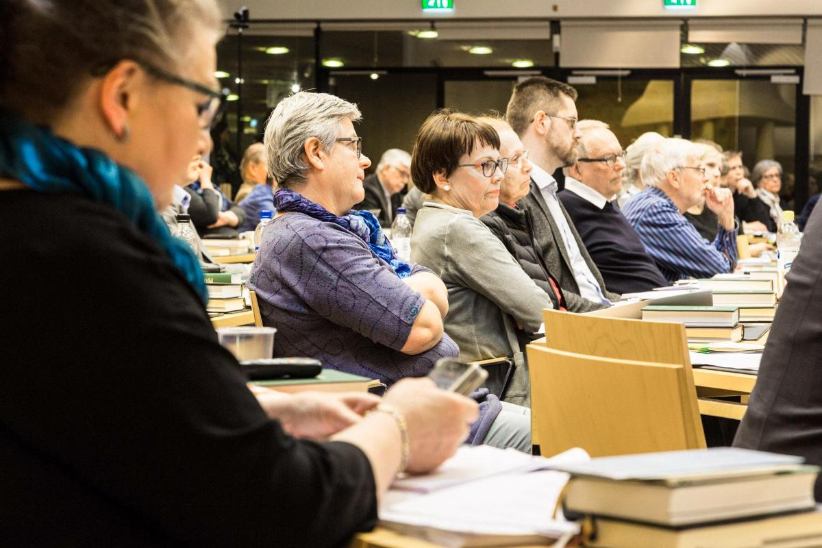 Helsingin yhteisessä kirkkovaltuustossa on 91 jäsentä. Kuva toukokuun 2017 kokouksesta.